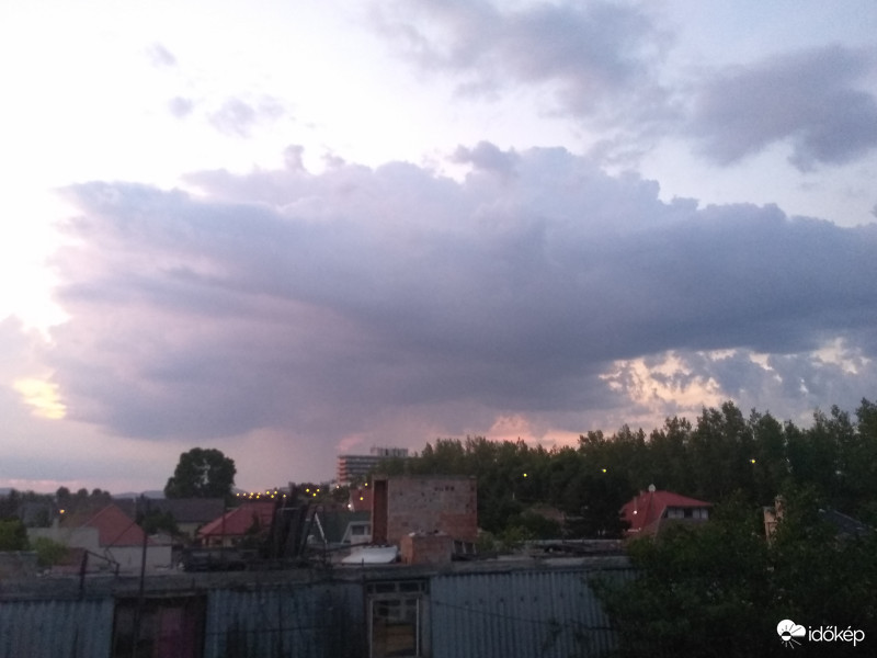 Esti zivatarfelhő a távolban