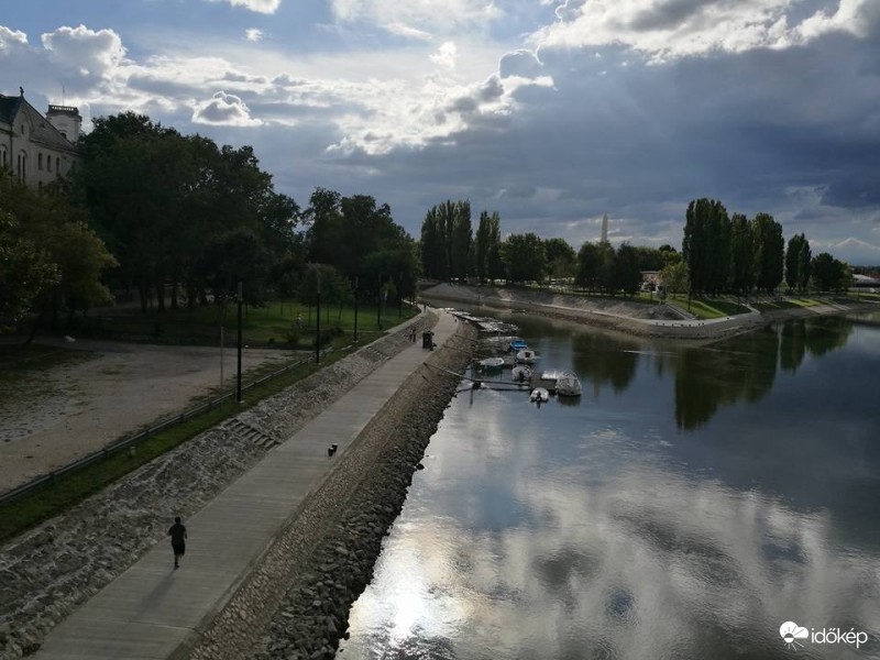 Most ömlik az eső