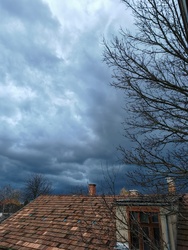 Napsütés után komor felhők 