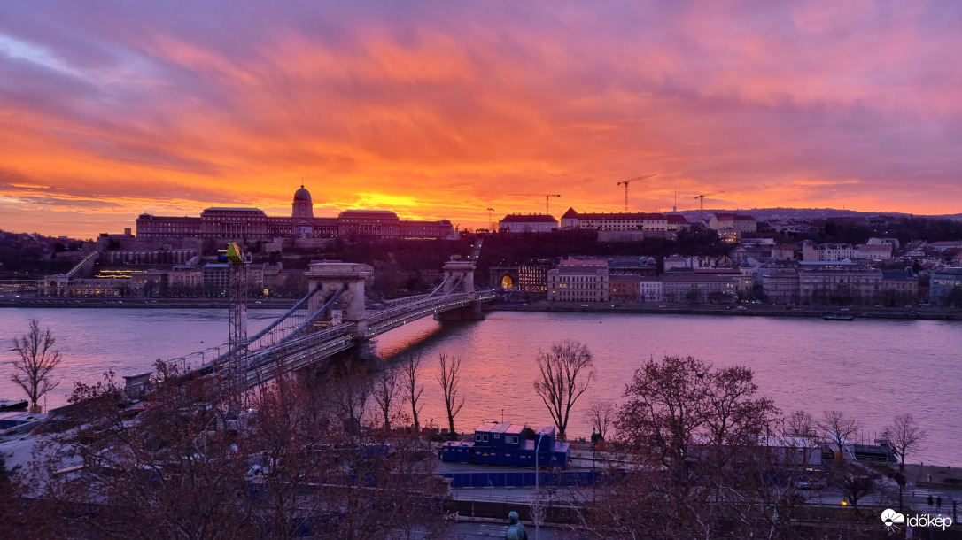 Izzó égbolt a vár felett