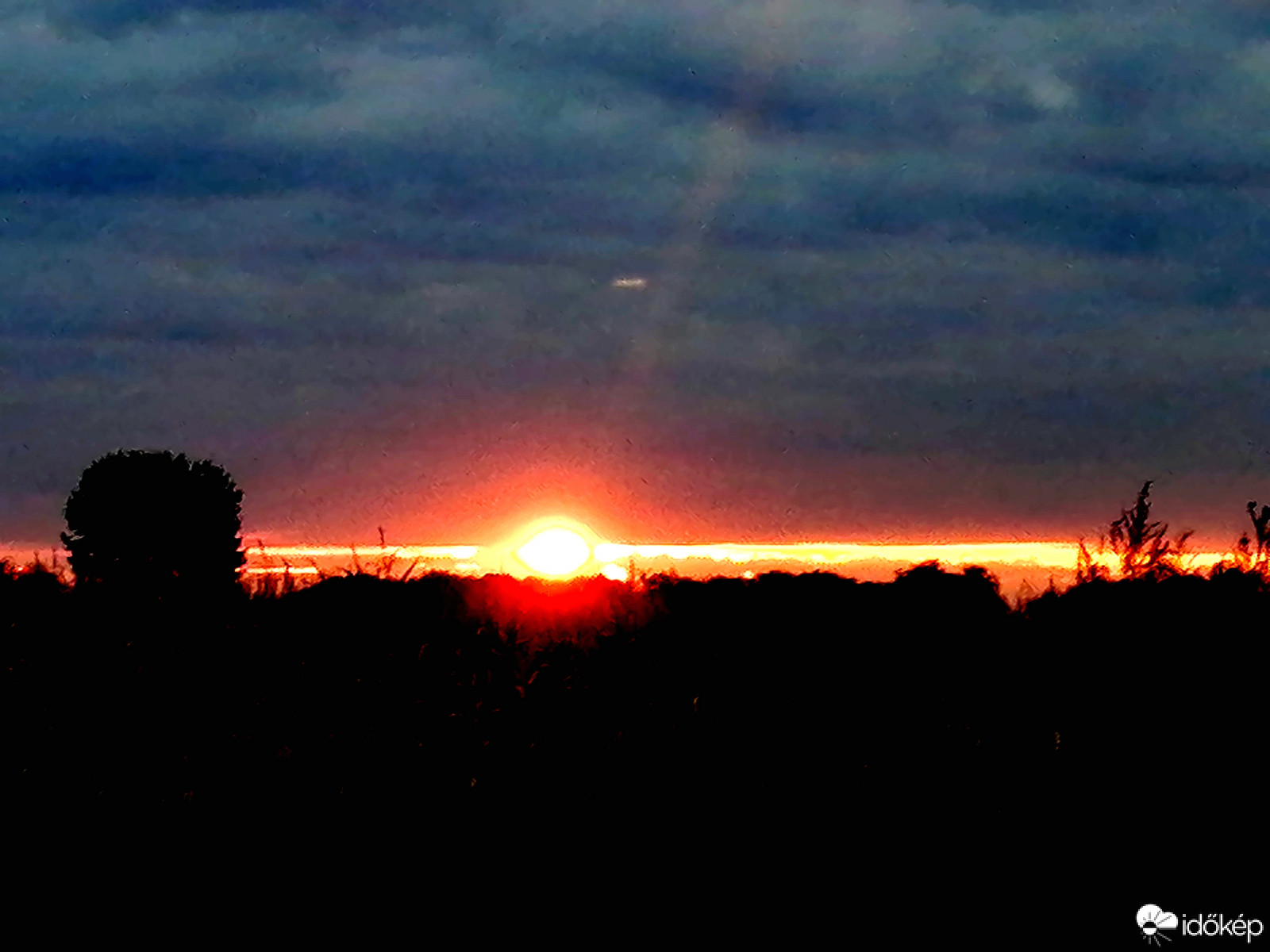 Felkelt, de elbújik