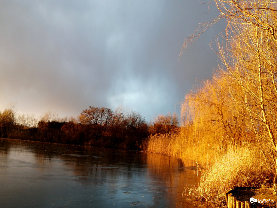 Félig napsütésben
