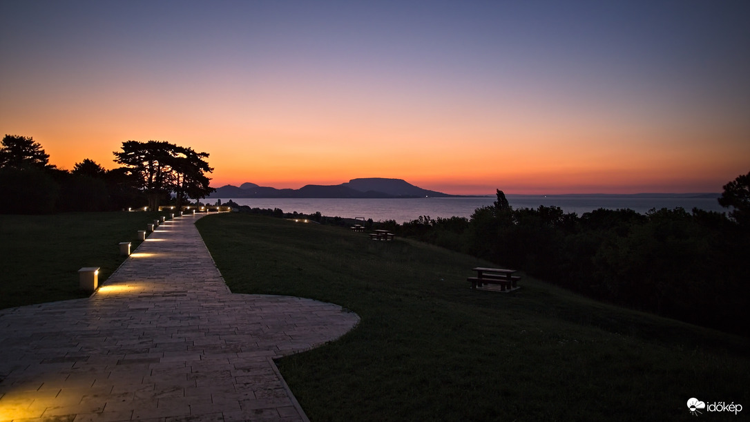 Napkelte előtt a Szépkilátón