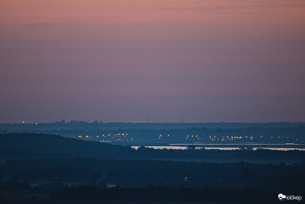 Hajnali dombok Velencei-tóval