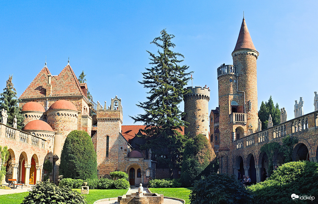 Bory-vár belső udvar