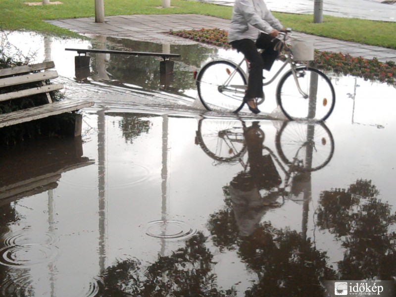 A belváros is vízben