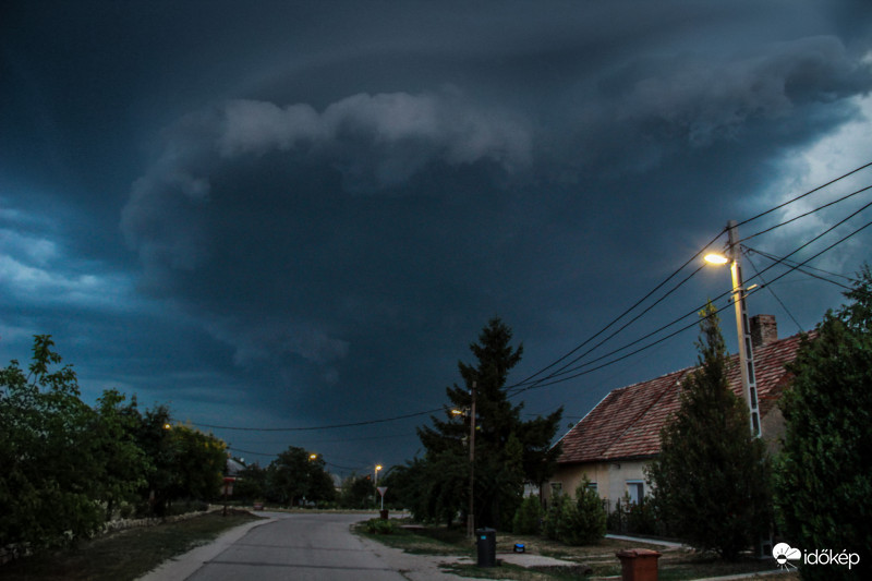 Közelgő szupercella