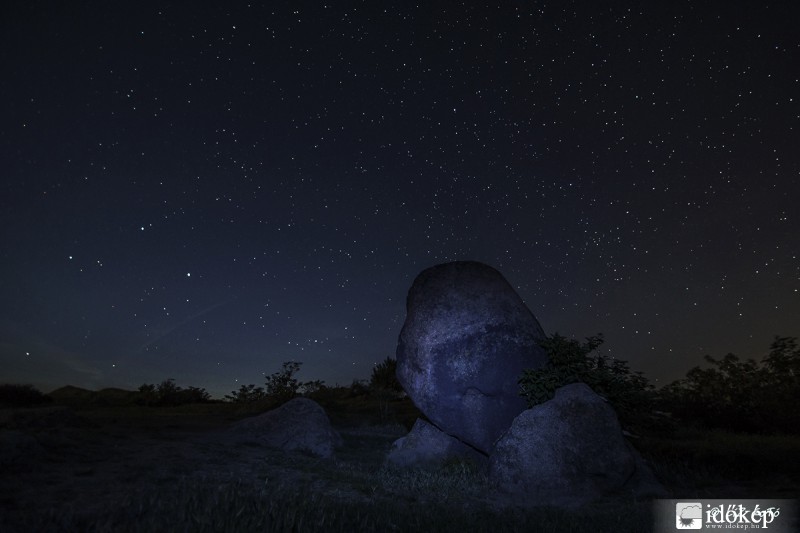 éjszaka az ingóköveknél 