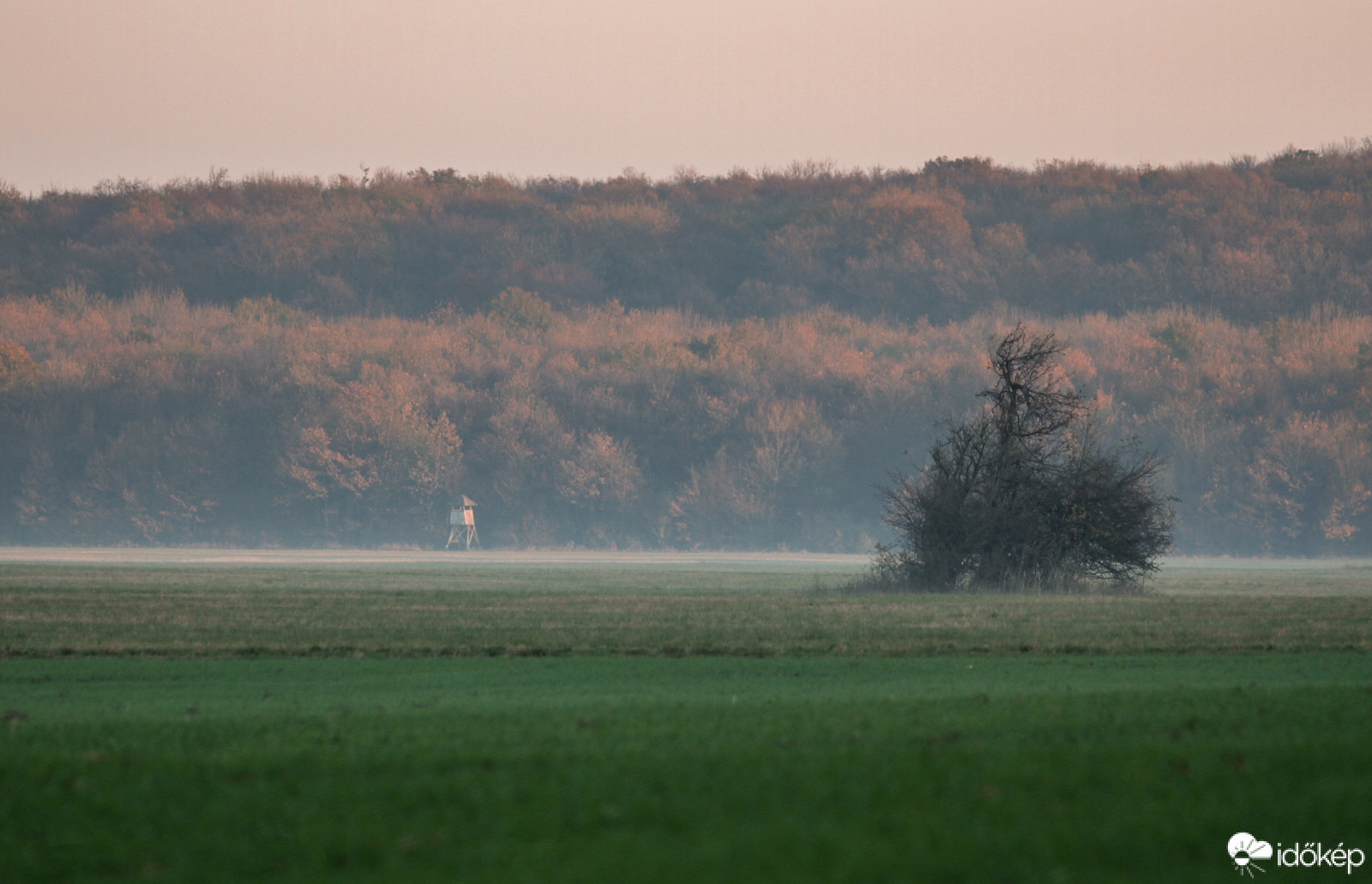 Párás ködös naplemente