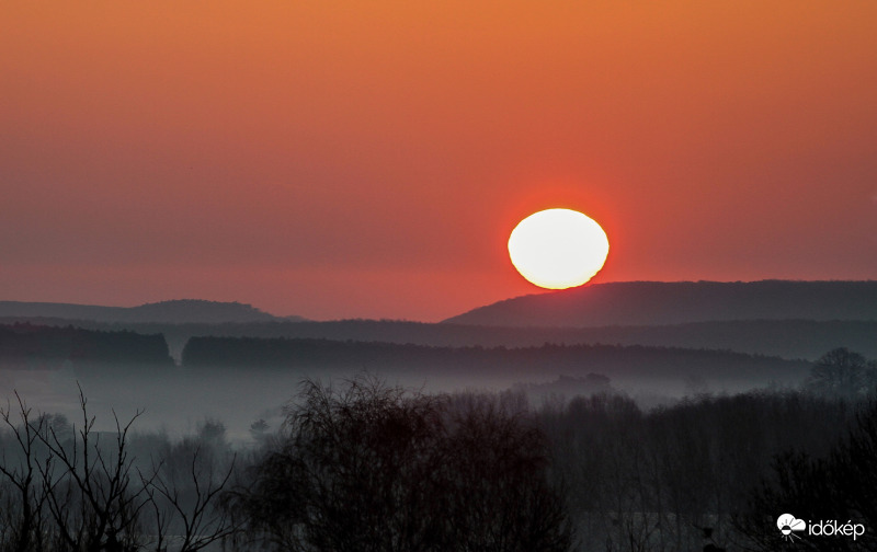 Reggeli párás hideg napkelte.