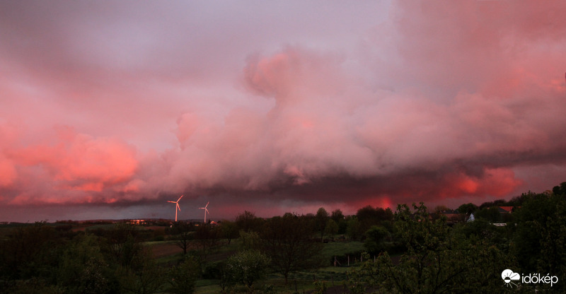 Ma esti naplemente záporral zivatarral Csetény felett.