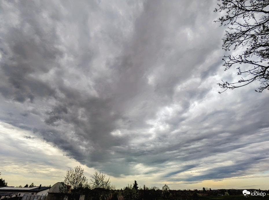 Polgárdi, felhők és szél