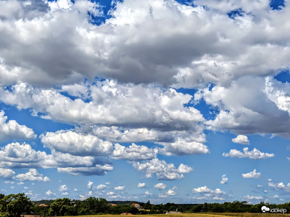 Polgárdi, közepesen felhős, 30 C,