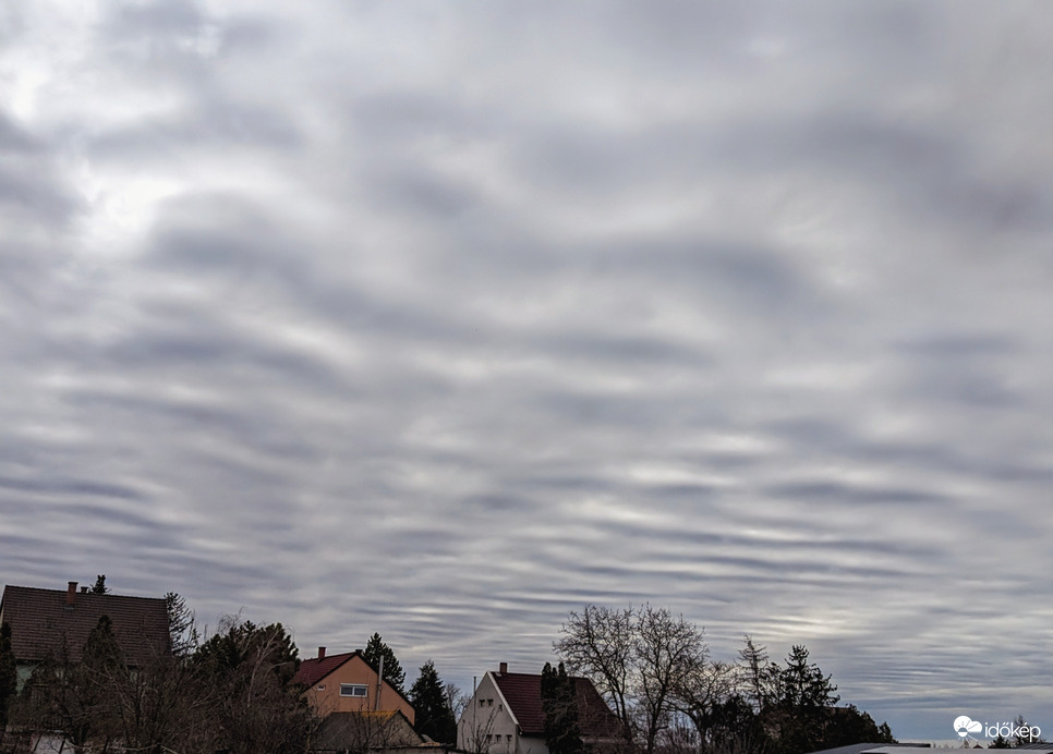Polgárdi, Felhős, 9 fok, szélcsend 