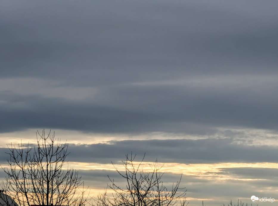 Polgárdi, élénk szél, felhős, 14 fok