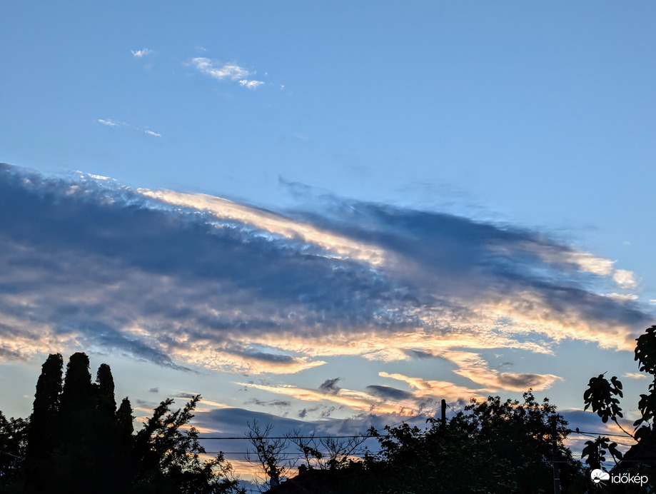 Polgárdi, Napkelte előtti felhők 