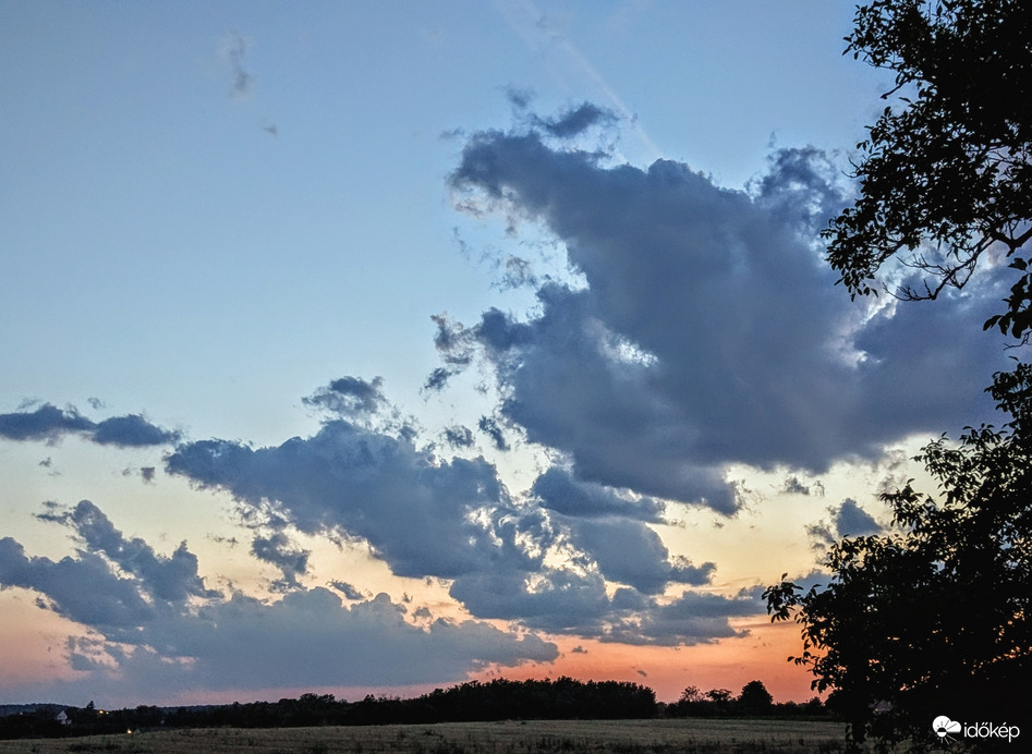 Polgárdi, esti felhők É-Nyugat felé 