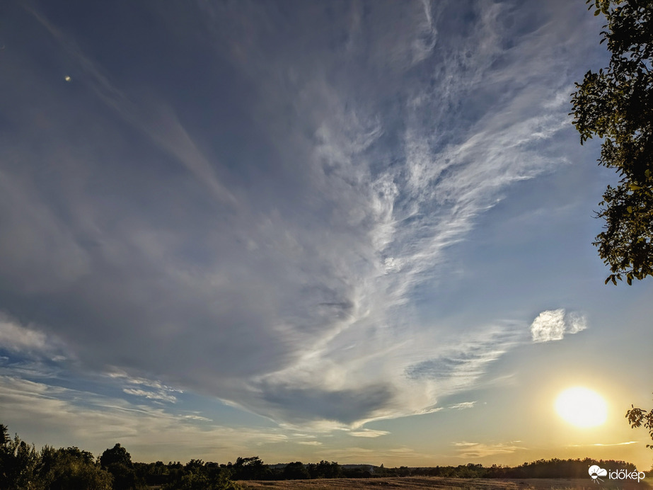 Polgárdi, naplemente előtti égkép