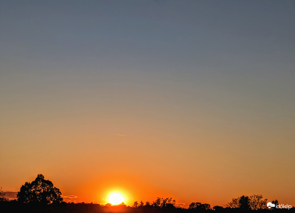 Polgárdi, felhőtlen, hűvös lemenés 