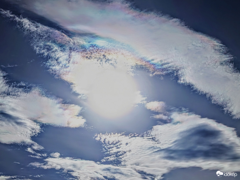 Polgárdi, gyengén felhős,élénk délies szél, 22 C