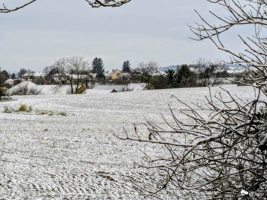 Polgárdi, lepel hó, erősen felhős, élénk É-Ny-i szél, + 1 C