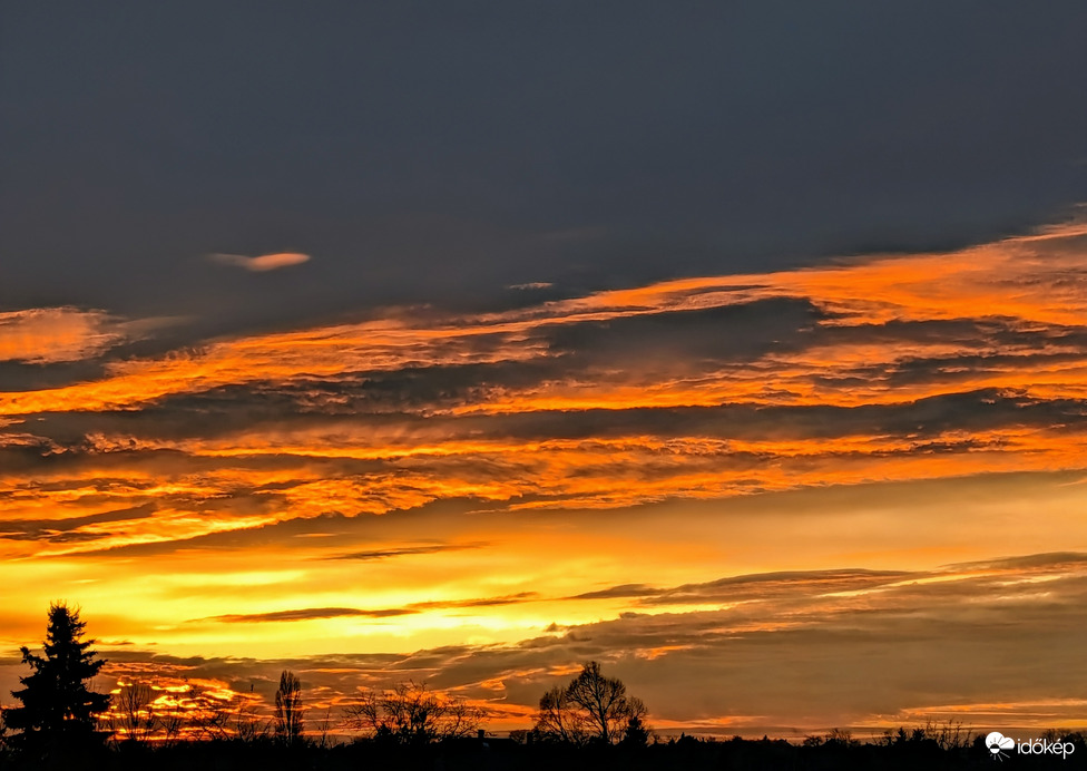 Polgárdi, hullámzó felhők és fények