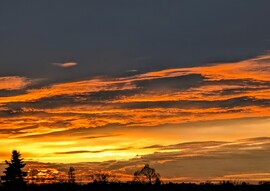 Polgárdi, hullámzó felhők és fények