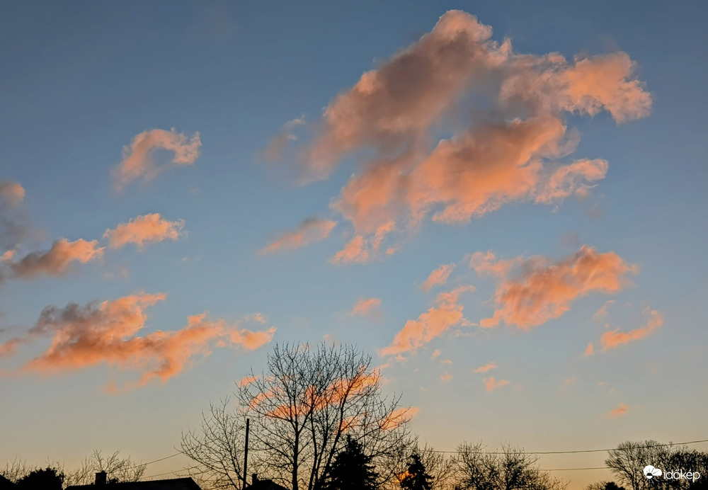 Polgárdi, színes felhők Napkeltekor 
