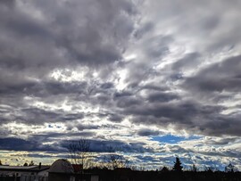 Polgárdi, napsütés, de látványos felhők Nyugaton