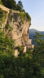 Sziklafalban