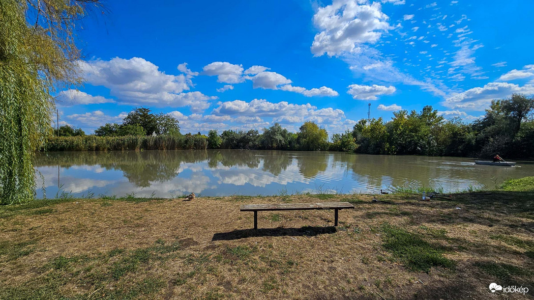 Magányos pad a tóparton 