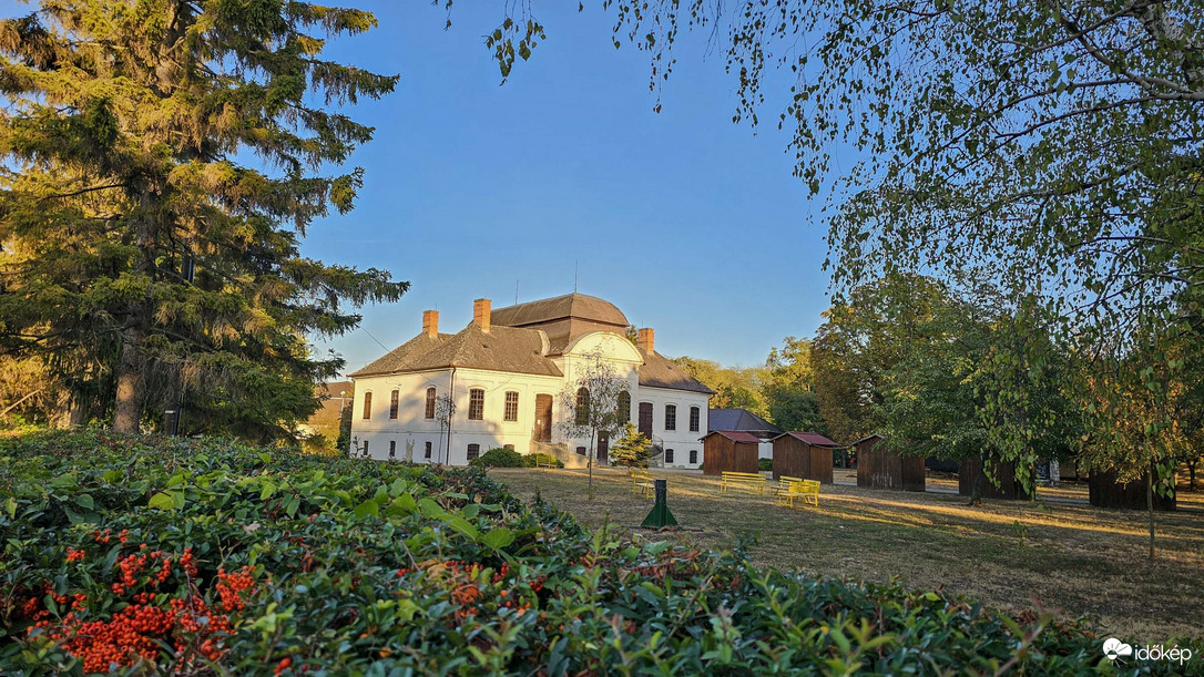 Aranyló fények a kastélyparkban