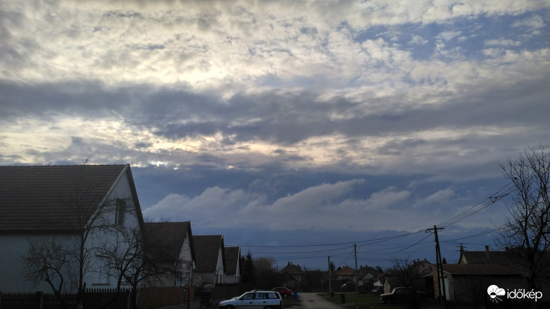 Kelet felé távozik