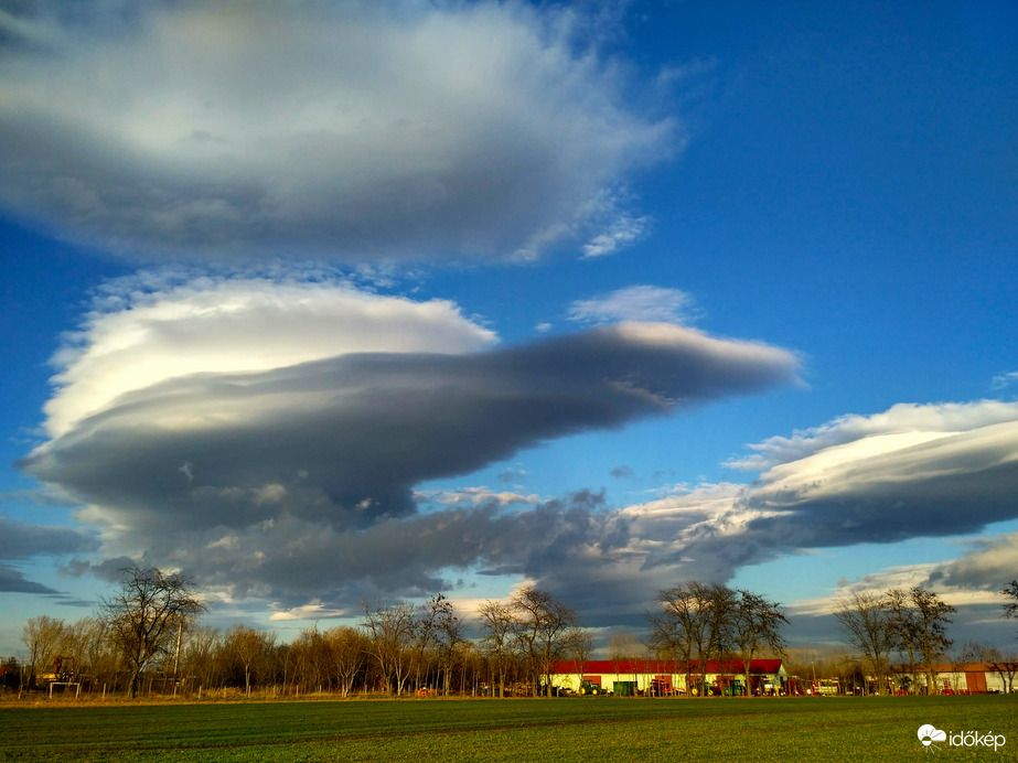 Jászjákóhalma felett erős szélben