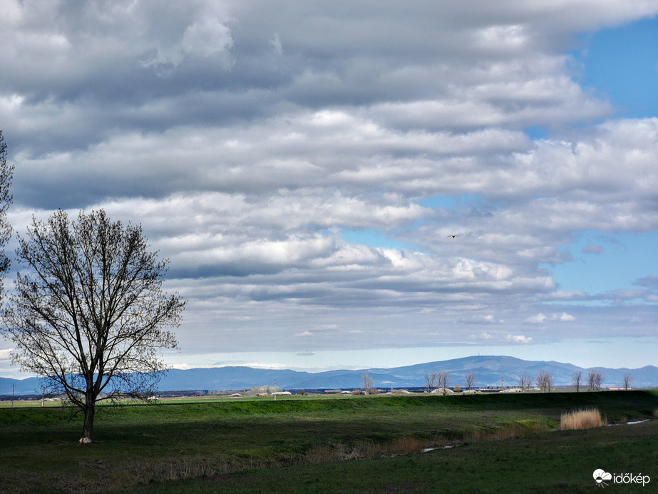 Szeles, tiszta időben a Mátra vonulata