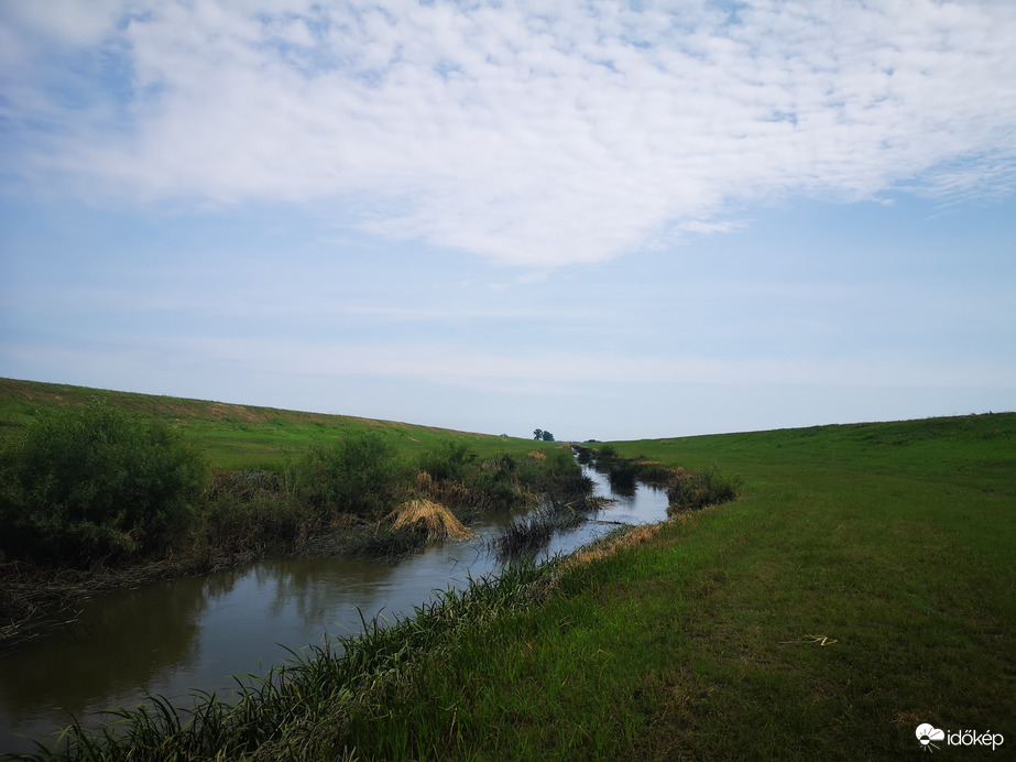 Jászjákóhalma, gyengén felhős