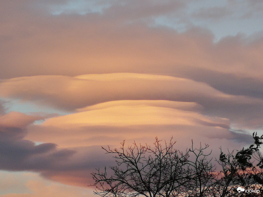 Lencsésedés alkonyatkor 