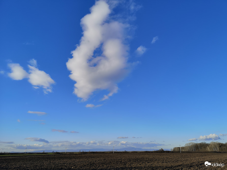 Szivarfüst karika az égen
