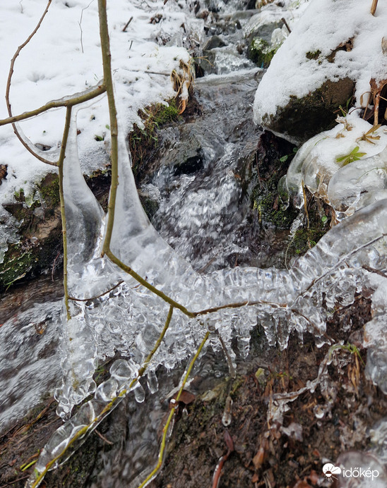 Jégvarázs a patak felett 