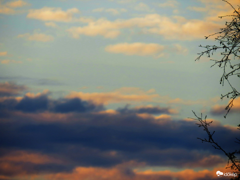 DÁNY - TÁVOZÓ FELHŐZET NAPKELTEKOR