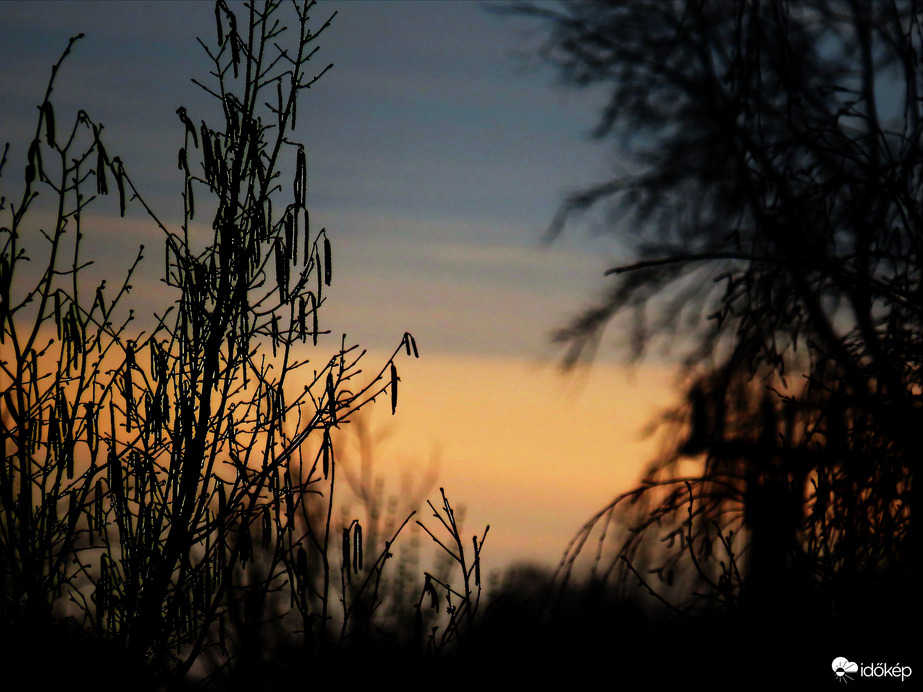 DÁNY - TÁVOLI FELHŐZET NAPKELTE