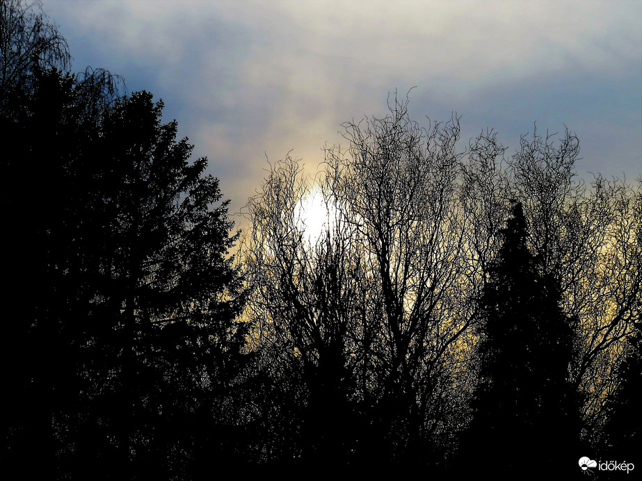 DÁNY, FELHŐK MÖGÖTT BUJKÁLÓ NAP -- 2026 03 02 
