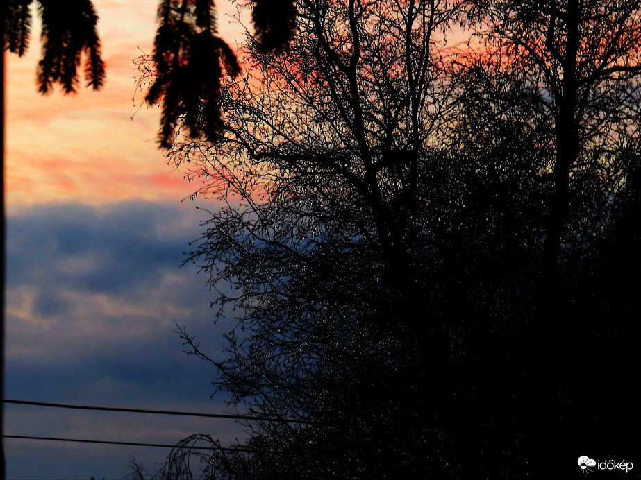 DÁNY, TÁVOLÓDÓ FELHŐZET NAPKELTE ELŐTT -- 2026 02 07