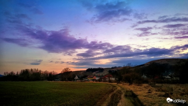 Tegnapi napon, hazfelé