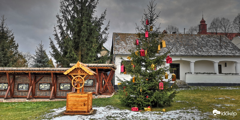 Kis hó a karácsonyfa alatt