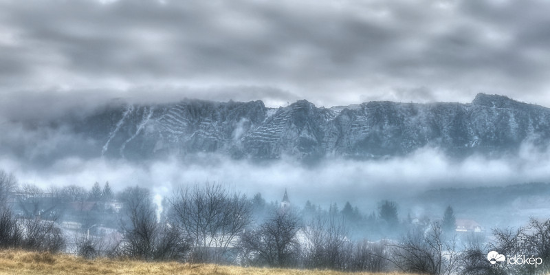 Felhőkbe burkolózva