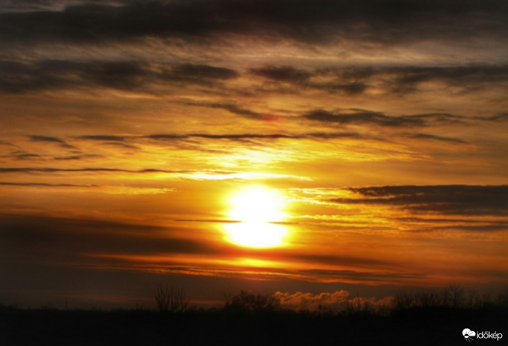 Felhős napkelte
