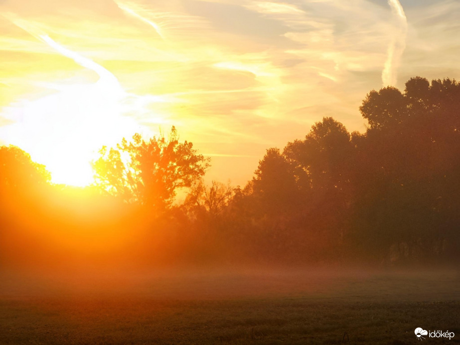 Párás, ködös napkelte 10.08