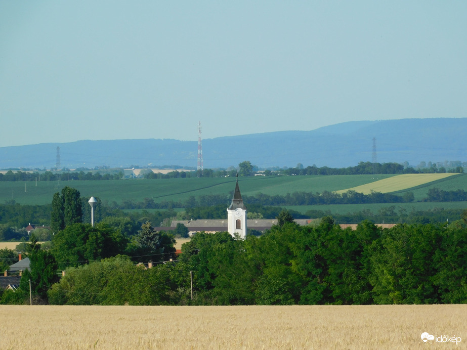 Háttérben a Vértes