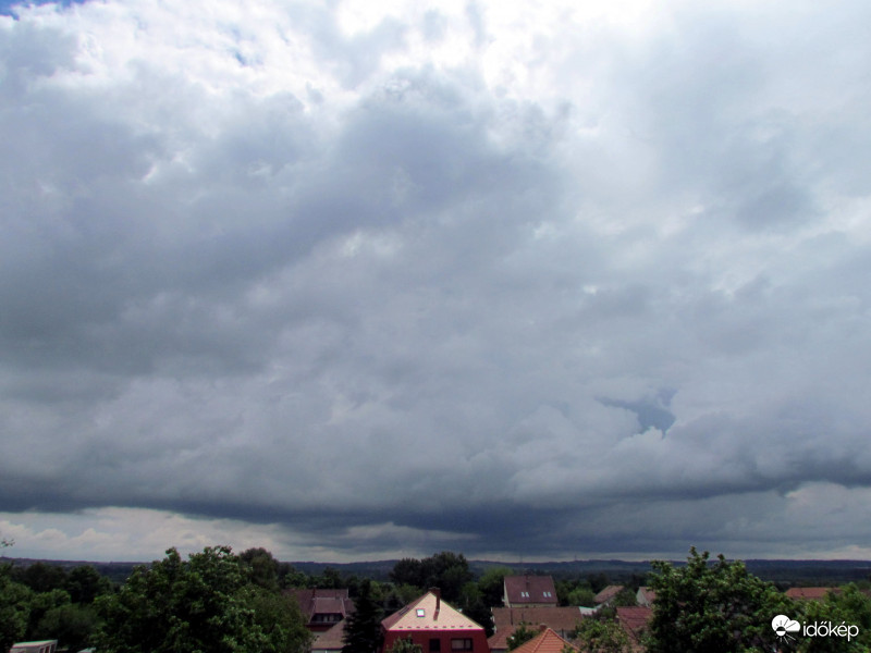 Mai zivataros felhőzet